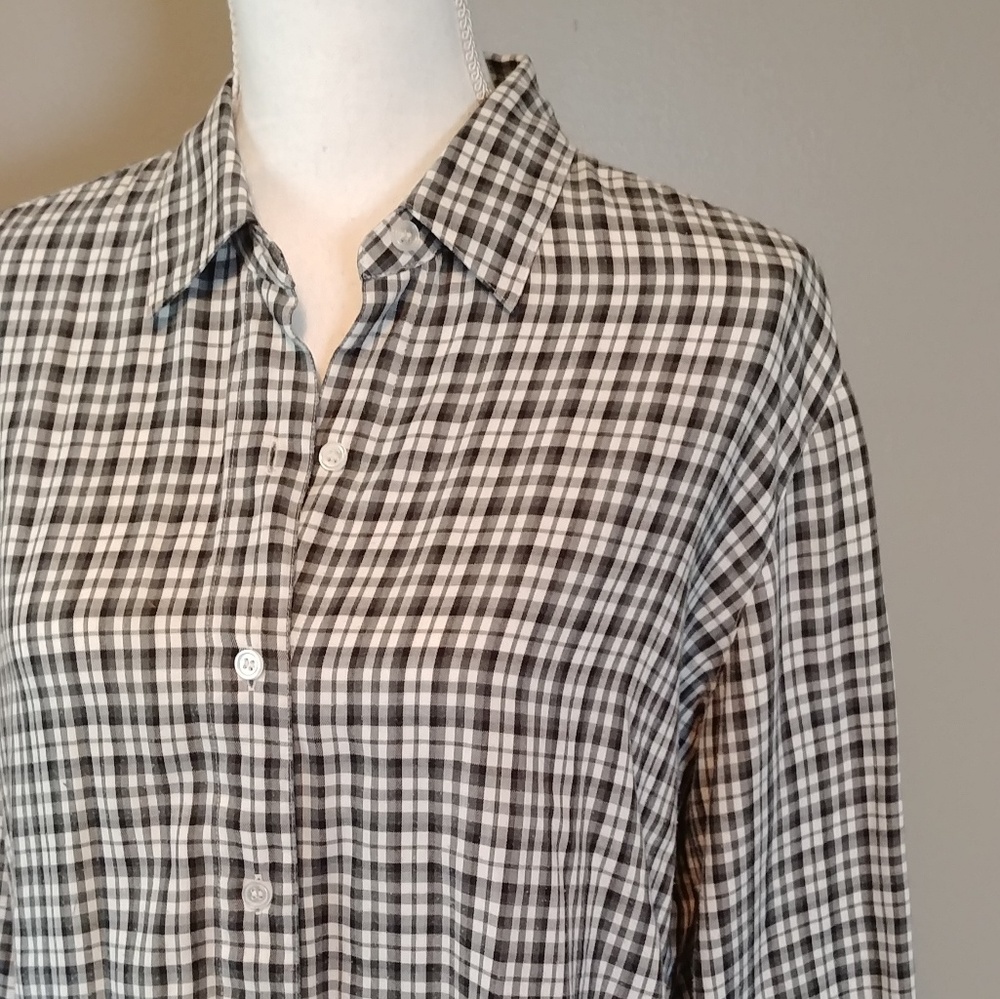 Liz Claiborne Lizsport petite button up top.